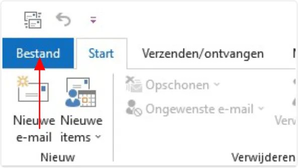Outlook met linksboven het menu Bestand